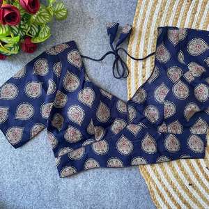 Blusa con estampado Ajarakh de diseñador, con gancho trasero y acolchado de algodón, completamente cosida y lista para usar. - Product Image 6