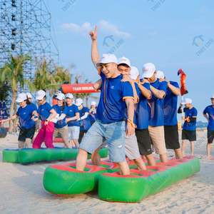 Chaussures gonflables haut de gamme pour team building en PVC toutes saisons Thuy Linh Vietnam, livraison en gros en 5-10 jours, installation facile, transport sécurisé et portable - Product Image 4