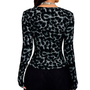 Camisa de Moda Urbana Personalizada con Estampado de Leopardo Negro, Manga Larga, Corte Ajustado, Elástica, Fabricante de Camisas para Mujer en EE. UU. - Product Image 3