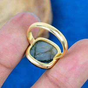 แหวนพลอยลาบราดอไรต์ทรงสี่เหลี่ยมทำมือจากธรรมชาติ ชุบทอง 18k บนตัวเรือนเงินแท้ 925 - Product Image 4