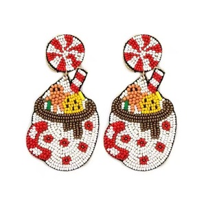 Boucles d'oreilles clous en forme de chaussette de Noël perlée avec clochette, perles d'imitation rouges et blanches, mignonnes pour femme, mariage, classiques - Product Image 2