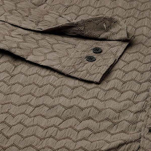 Nouveau modèle de chemise personnalisée à manches longues pour hommes, respirante, anti-rides, décontractée, grande taille, fabriquée à partir de tissu Dobby, de l'usine OEM - Product Image 5