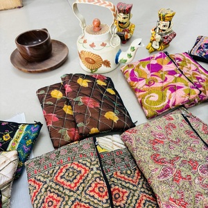 Pochette matelassée zippée en soie recyclée, motif floral bohème, faite à la main, pour téléphone et accessoires, pochettes multi-usages pour femmes - Product Image 1