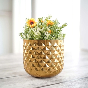 Porte-fleurs élégant en métal avec motif géométrique 3D en forme de pyramide, finition dorée, pour plantes d'intérieur, espace de vie luxueux. - Product Image 4