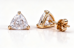 Boucles d'oreilles clous en or massif 18 carats certifiées IGI, taille triangle, sertissage griffe, 0,52g, luxe, pour femme, idéales pour les soirées - Product Image 2