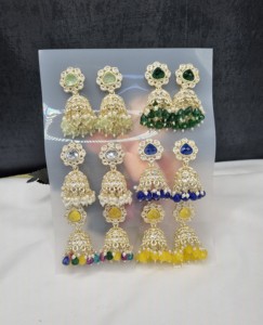 Elegante paquete de 12 pendientes Jhumkis de cristal multicolor, chapados en oro antiguo, de diseño étnico tradicional para mujer, al por mayor. - Product Image 4