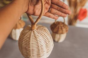 Adorno Navideño Redondo de Ratán Bordado a Mano, Decoración Nórdica para Árbol de Navidad, Hecho en Vietnam - Product Image 6