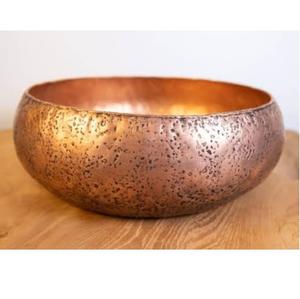 Bol décoratif en métal pour servir des friandises, finition antique en cuivre, sculpté à la main, design moderne, bol à fruits, style unique - Product Image 1