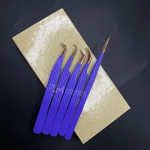 Pinzas para extensión de pestañas con punta de plasma en oro rosa y mango con recubrimiento de polvo morado, de acero inoxidable y empaquetadas en caja de cartón. - Product Image 3