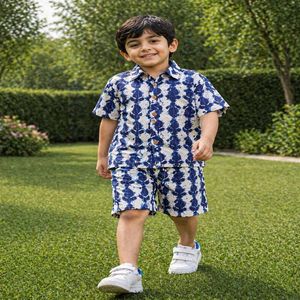 Tenue d'été décontractée en satin respirant pour homme, avec imprimé abstrait bleu et blanc fait main, modèle robe - Product Image 1