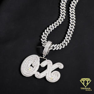 Pendentif de luxe personnalisé en moissanite avec design de plaque nominative 3D et chaîne cubaine sertie de baguettes - Product Image 3