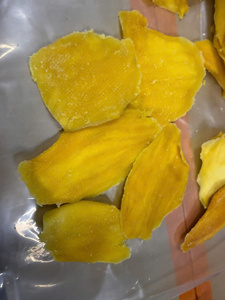 Tranches de mangue jaune séchées AD, douces et sucrées, emballées sous vide, directement de l'usine du Vietnam, collation de fruits, étiquette et logo OEM - Product Image 1