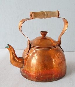 Bouilloire à eau en cuivre de qualité supérieure, finition mate, avec poignée incurvée, fabriquée à la main pour la cuisine, la préparation du thé et la décoration de la maison - Product Image 1