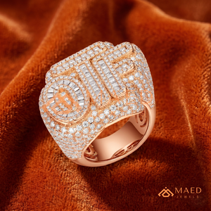 Anillo OTF Personalizado para Hombre, Chapado en Oro Rosa de 18K, con Incrustaciones de Moissanita VVS, Estilo Hip Hop, Corte Baguette, Inicial - Product Image 1