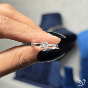 Anillo de compromiso y boda con diamante cultivado en laboratorio de corte cojín delicado de 0.50 ct, minimalista, solitario, banda delgada, oro blanco - Product Image 4