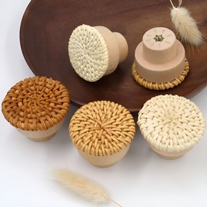 Pomos de puerta de ratán y madera al mejor precio al por mayor pomo de manija natural para puertas interiores producido en Vietnam - Product Image 2