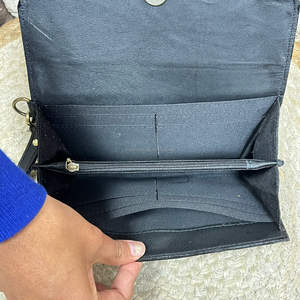 Cartera de Cuero Vacuno con Diseño Floral Hecho a Mano, con Ranuras para Tarjetas, Bolsillos para Efectivo y Correa de Muñeca Desmontable - Product Image 5