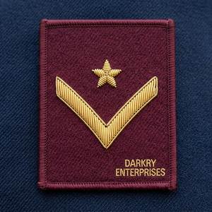 Parche/Emblema/Insignia de Fieltro Borgoña Bordado a Mano con Estrella en V y Hilo de Oro para Servicio Personalizado - Product Image 1