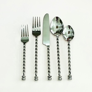 Ensemble de couverts plaqué argent en acier inoxydable de haute qualité avec couverts à poignée longue torsadée pour hôtel à la maison - Product Image 3