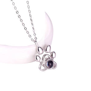Collar con Colgante de Pata en Oro Rosa con Piedra Moissanita, Cadena de Serpiente, Diseño Animal Adorable, Joyería Unisex para Uso Diario - Product Image 4