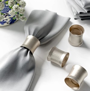 Juego de Servilleteros de Metal Plateado Cepillado, Servilleteros Modernos con Acabado Satinado, Accesorios de Lujo para Mesa de Comedor - Product Image 1