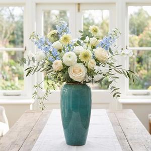 แจกันเซรามิกสีเขียวอมฟ้าสุดหรู พร้อมผิวเคลือบเงา รูปทรงสูงสง่างาม เหมาะสำหรับจัดดอกไม้และตกแต่งบ้านสไตล์โมเดิร์น - Product Image 4