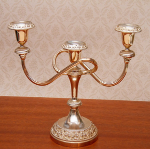 Candelabro minimalista de metal plateado con tres luces, brazos delgados en forma de lazo y adornos de cuentas, disponible a precios de mayorista. - Product Image 5