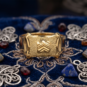 Anillo de Sello Clásico para Hombre DIVYORO, Chapado en Oro de 22k, con Grabado de Significado Religioso, para Ocasiones Conmemorativas y de Graduación - Product Image 4