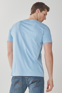 เสื้อยืดแขนสั้นผู้ชายผ้าฝ้ายหวีสองเส้น 200 GSM ระบายอากาศ แห้งเร็ว พิมพ์โลโก้ตามสั่ง สำหรับชุดทีม - Product Image 2