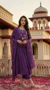 Ensemble Kurta de style ethnique décontracté en soie Chanderi avec broderie florale, coupe régulière, longueur standard, idéal pour les fêtes, séchage rapide - Product Image 2