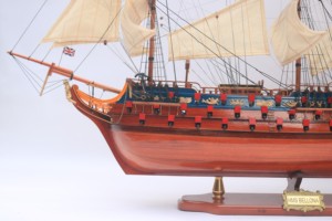 Maqueta de madera artesanal del HMS BELLONA, barco histórico del Reino Unido, para decoración del hogar o regalo empresarial. - Product Image 3