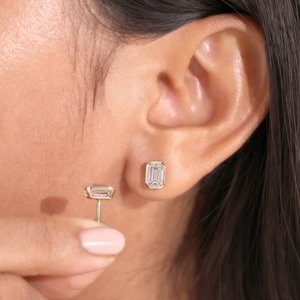 Pendientes de Moissanita con Corte Esmeralda y Baño de Rodio, Engaste Geométrico, Joyería Clásica para Uso Diario para Mujer - Product Image 4