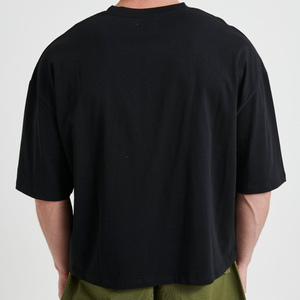เสื้อยืดครอปสตรีทแวร์ผ้าฝ้ายถักคุณภาพสูง 100% สีดำล้วน ดีไซน์สั่งทำพิเศษสำหรับผู้ชาย - Product Image 2