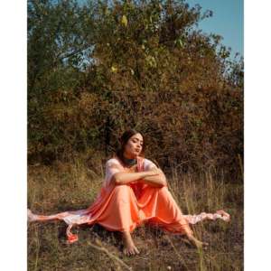 Caftán de tela tejida con cuello en V, largo hasta el suelo, con lentejuelas y cuentas, efecto tie-dye en tono melocotón, transpirable, de silueta holgada, talla XS, para ocio. - Product Image 2