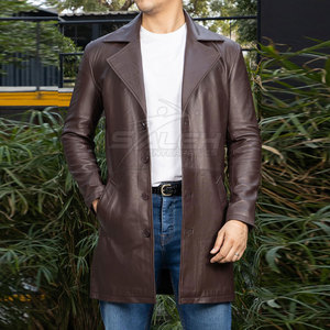Manteau en cuir à finition douce avec design long, col classique, fermeture sécurisée sur le devant et poches pratiques. - Product Image 3