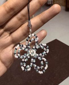 Magnifique porte-clés perlé de créateur avec broderie filigranée pour les boutiques et commerces de détail - Product Image 5