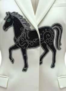 AWAIS HOUSE Manteau court d'hiver uni rouge en velours de soie italienne et polyester anti-plis pour femme, brodé de cristaux et perles - Product Image 5