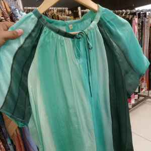 Haut d'été élégant et confortable en satin pour femmes et jeunes filles, coupe droite, manches ballon, style décontracté et vintage, idéal pour les fêtes - Product Image 1