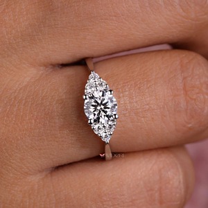 Anillo de compromiso con diamante redondo cultivado en laboratorio de 1 quilate y banda plegada - Product Image 2