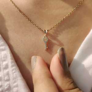 Collar con Colgante de Zirconia en Forma de Corazón, Diseño Moderno, Plata de Ley 925, Cadena Fina, Regalo de Compromiso o Boda, para Uso Diario o en Fiestas - Product Image 3