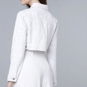 Veste en jean blanche pour femme de haute qualité, style streetwear, avec logo personnalisé, durable, coupe ample, effet déchiré. - Product Image 6