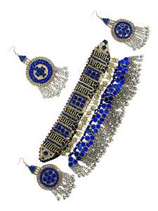 Ensemble de boucles d'oreilles traditionnelles élégantes et magnifiques, inspirées des feuilles vertes et dorées, avec des détails délicats et complexes et de nombreuses broderies. - Product Image 2