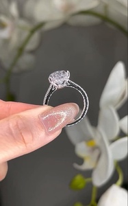 Anillo de Compromiso con Diamante de Corte Pera de 5 Quilates para Mujer |   Boda en la Catedral con Halo Oculto |   Anillo de Compromiso de Lujo en Oro de 18K con Certificado IGI - Product Image 5