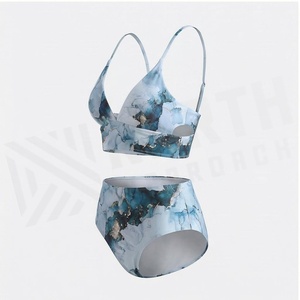Ensemble de yoga 2 pièces imprimé papillon bleu avec finition dorée, body à col en V profond et jupe portefeuille longueur genou - Product Image 3