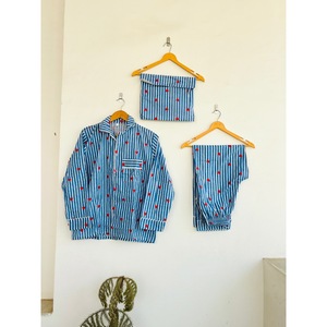 Conjunto de Pijama Bohemio de Algodón 100% con Estampado Floral a Rayas Azules, Manga Larga, Corte Regular, Transpirable, Ecológico, con Botones, Natural - Product Image 1