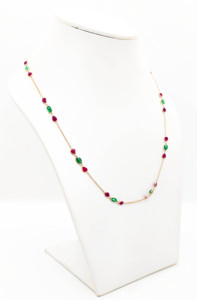 Collier en or jaune massif 18 carats avec rubis et émeraudes naturels, chaîne sertie de pierres précieuses rouges et vertes alternées - Product Image 2