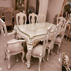 Juego de comedor europeo ornamentado en color marfil con tablero de vidrio y sillas altas con tallados lujosos, disponible a precios de mayorista. - Product Image 6