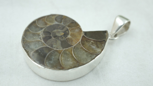 Pendentif spirale ammonite en pierre unique, argent sterling 925 plaqué or rose et or jaune, fait main, bijoux vintage bohème, cadeau pour femme - Product Image 6