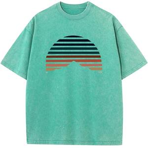 T-shirt pour homme à manches courtes d'inspiration rétro, imprimé géométrique avec motif coucher de soleil et montagne, t-shirt en coton lavé - Product Image 1