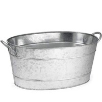 Boissons premium en bouteille froide, avec bulles de condensation, carbonatées, effervescentes, rafraîchissantes, verrerie, verres à pied, verre cristal, doré